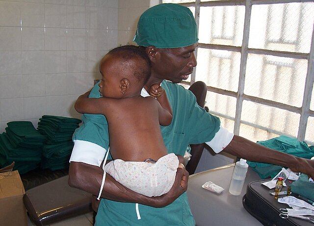 Die Gesundheit von Kindern ist ein Schwerpunkt der Arbeit von Difäm Weltweit Ein kleiner Junge auf dem Arm eines Arztes in Afrika