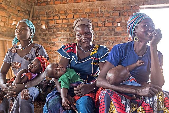 Frauen mit ihren Kindern im Tschad Frauen mit ihren Kindern in Afrika