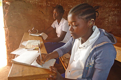 Schülerinnen und Schüler mit und ohne Behinderung lernen im inklusiven Bildungszentrum im Ostkongo zusammen Schülerinnen und Schüler mit und ohne Behinderung lernen im inklusiven Bildungszentrum im Ostkongo zusammen