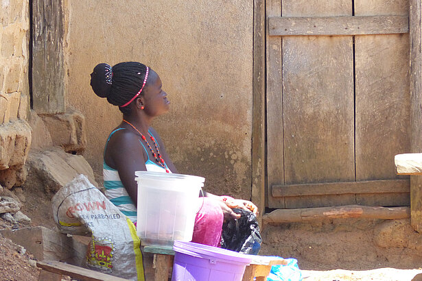 Fistel-Operationen - ein Weg zurück ins Leben Operationen für Frauen mit Fisteln - Hoffnung für gezeichnete Frauen in Liberia