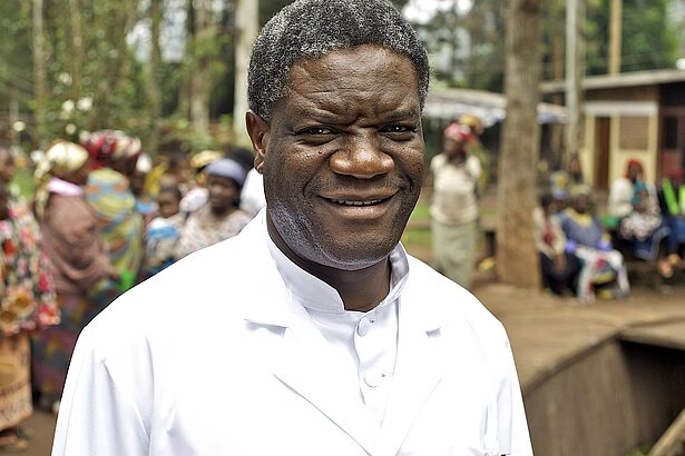 Friedensnobelpreisträger Dr. Denis Mukwege Friedensnobelpreisträger Dr. Denis Mukwege im weißen Kittel