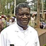 Friedensnobelpreisträger Dr. Denis Mukwege Friedensnobelpreisträger Dr. Denis Mukwege im weißen Kittel