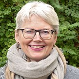 Monika Harter Eine Frau vor einem grünen Hintergrund