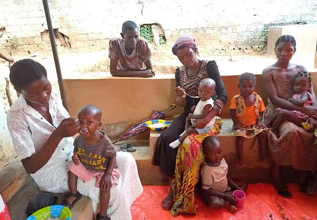 Nothilfe im Kongo Kleinkinder von Geflüchteten und Familien in Not erhalten Essen