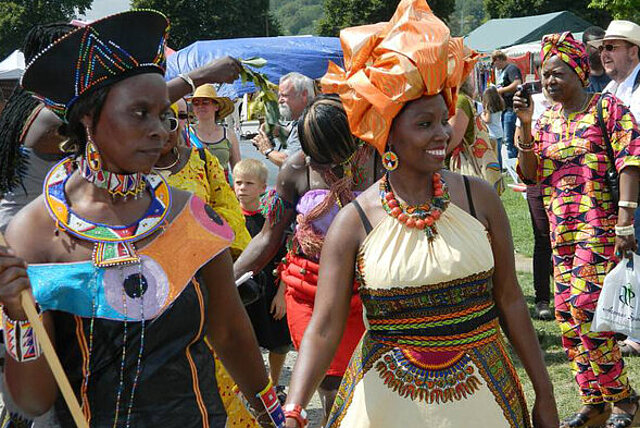 Afrikafestival Zwei afrikanische Frauen in traditioneller Tracht
