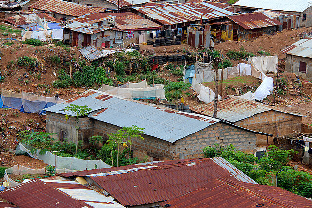 Sierra Leone ist eins der ärmsten Länder der Welt Hütten mit Wellblechdächern in Freetown, Sierra Leone