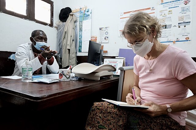 Fachberatung in einer Klinik in Guinea Difäm-Referentin und eine Gesundheitsfachkraft in Guinea im Beratungsgespräch
