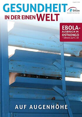 Zwei Kinderaugen-Paare spickeln durch den Schlitz eines Fensterladens.