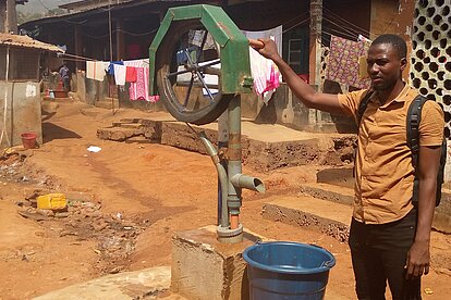 Mehr Trinkwasser für weniger Teenagerschwangerschaften Junge Menschen renovieren Brunnen in Sierra Leone