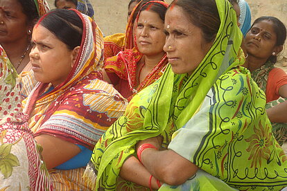 Licht für psychisch kranke Menschen in Indien Eine Gruppe von Frauen in Indien wird über psychische Erkrankungen aufgeklärt