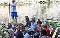 Tübinger Studierende stochern auf dem Neckar gegen Spenden Tübinger Studierende stochern auf Stocherkähnen auf dem Neckar gegen Spenden