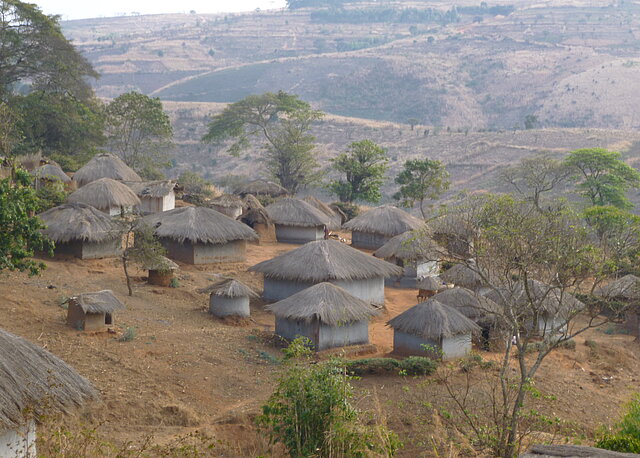 Ein Dorf in Malawi Ein Dorf in Malawi mit Lehmhäusern und Strohdächern