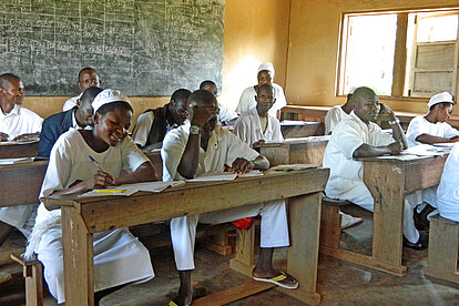 Krankenpflegeschülerinnen und -schüler im Kongo Gesundheitsfachkräfte werden an der Krankenpflegeschule in Nebobongo im Kongo ausgebildet