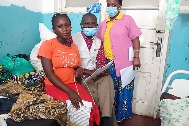 Fistel-Operationen im Kongo Ein Arzt und eine Krankenschwester mit einer operierten Frau in einer Klinik im Kongo