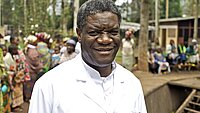 Friedensnobelpreisträger Dr. Denis Mukwege im weißen Kittel